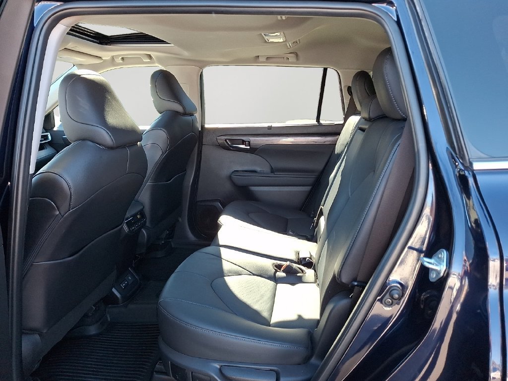 Used 2024 Toyota Highlander Limited AWD/4WD image 8