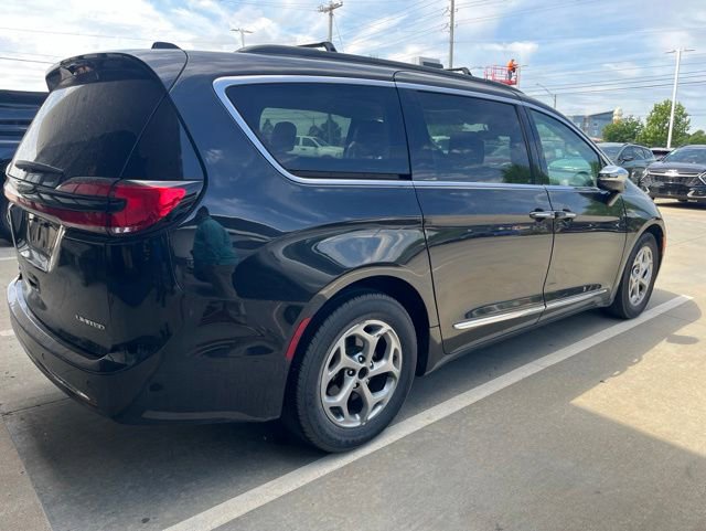 Used 2023 Chrysler Pacifica Limited FWD image 2