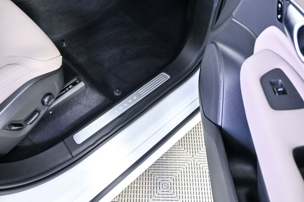 Certified 2025 Volvo XC90 B6 Plus image 28