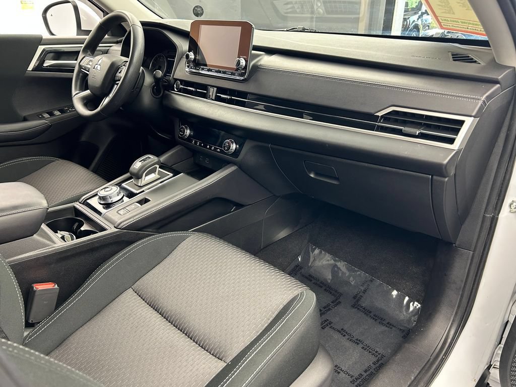 Used 2024 Mitsubishi Outlander ES FWD image 12