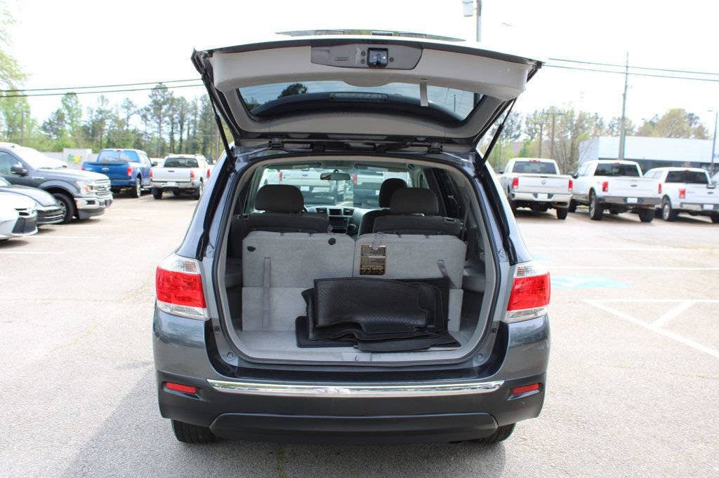 Used 2013 Toyota Highlander Plus w/ Cold Weather Pkg image 8