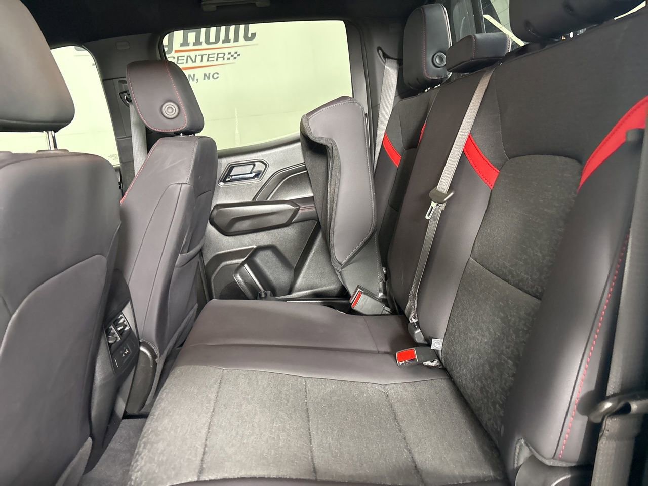 Used 2025 Chevrolet Colorado Z71 w/ Midnight Edition image 18