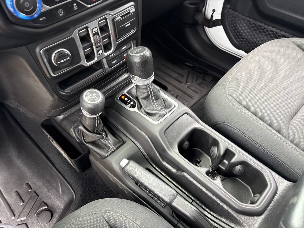 Used 2020 Jeep Gladiator Overland w/ Safety Group AWD/4WD image 28