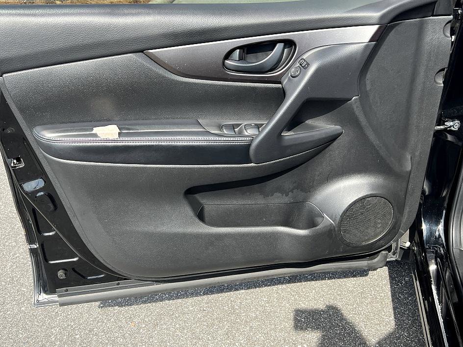 Used 2020 Nissan Rogue Sport S image 19