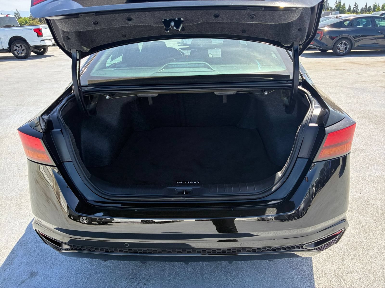 Used 2025 Nissan Altima 2.5 SV FWD image 30