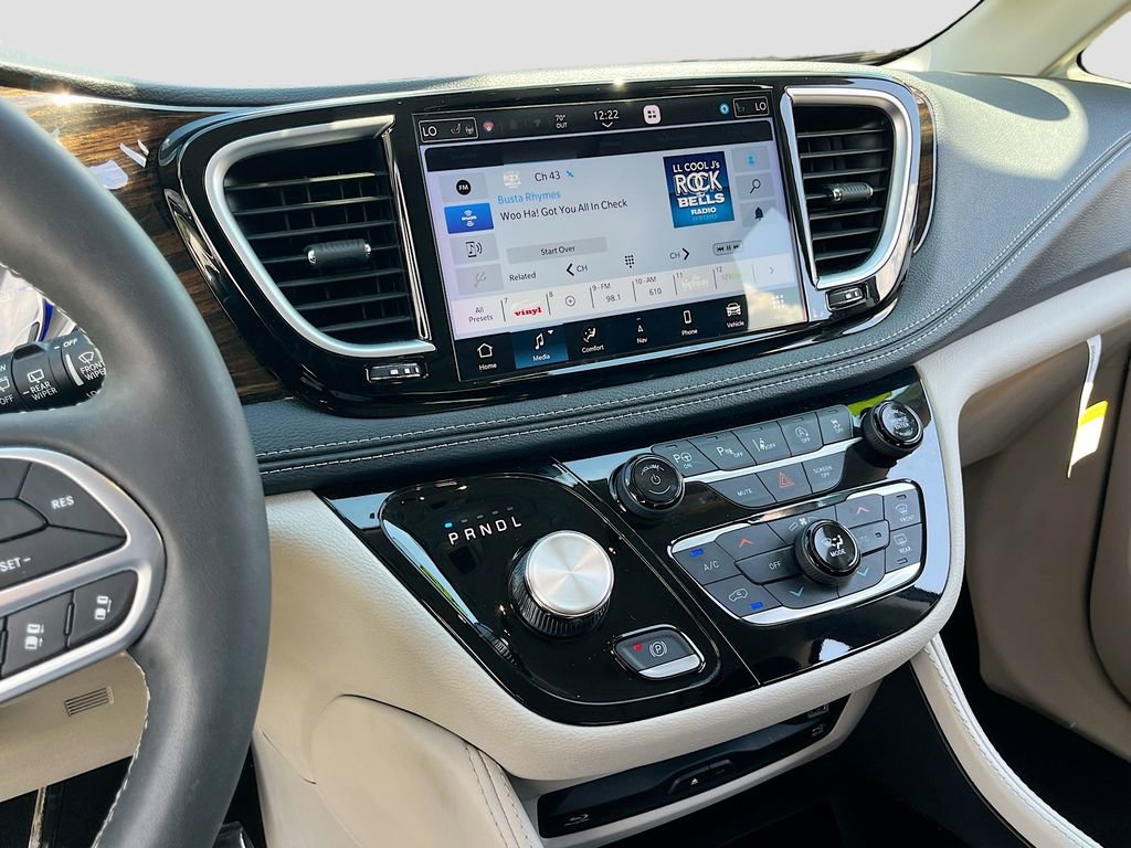 Used 2023 Chrysler Pacifica Limited w/ Uconnect Theater Family Group image 15