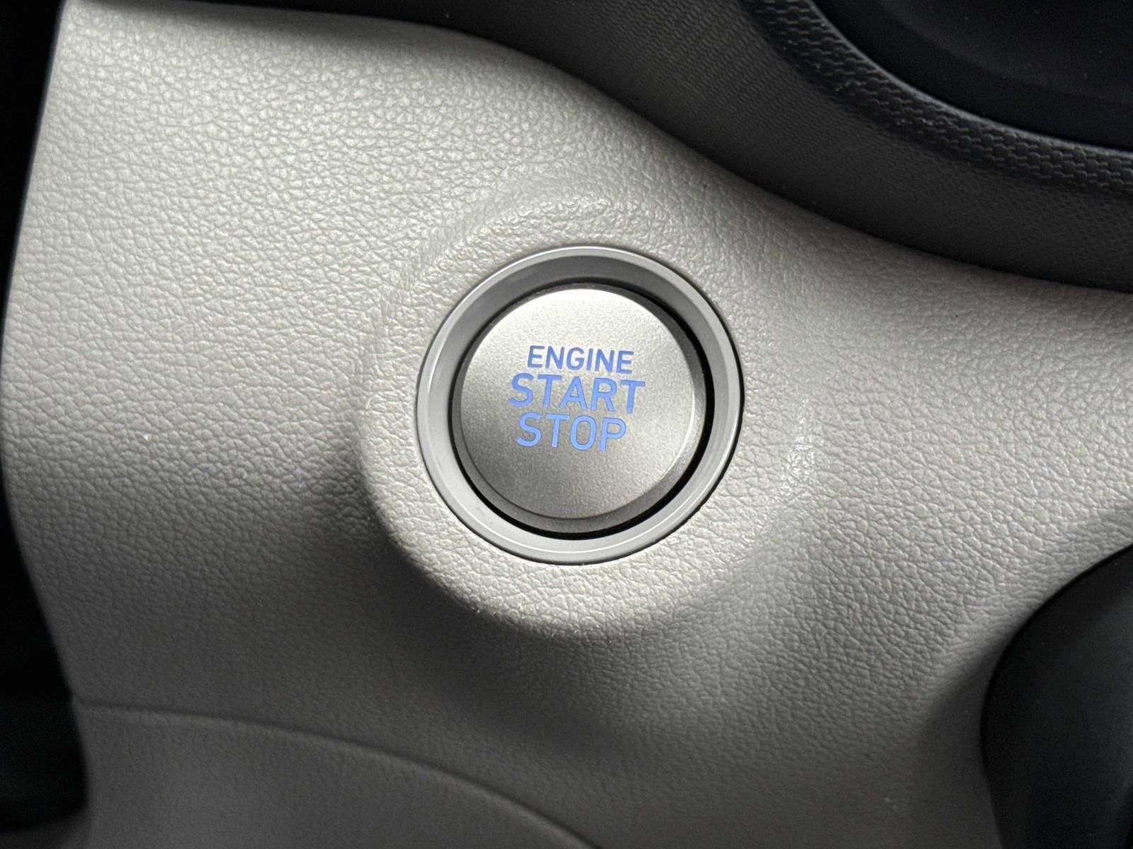 Used 2025 Hyundai Venue SEL image 14