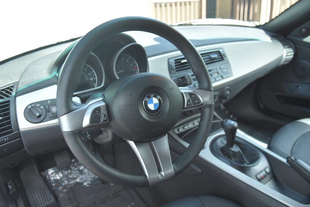 Used 2005 BMW Z4 2.5i image 34