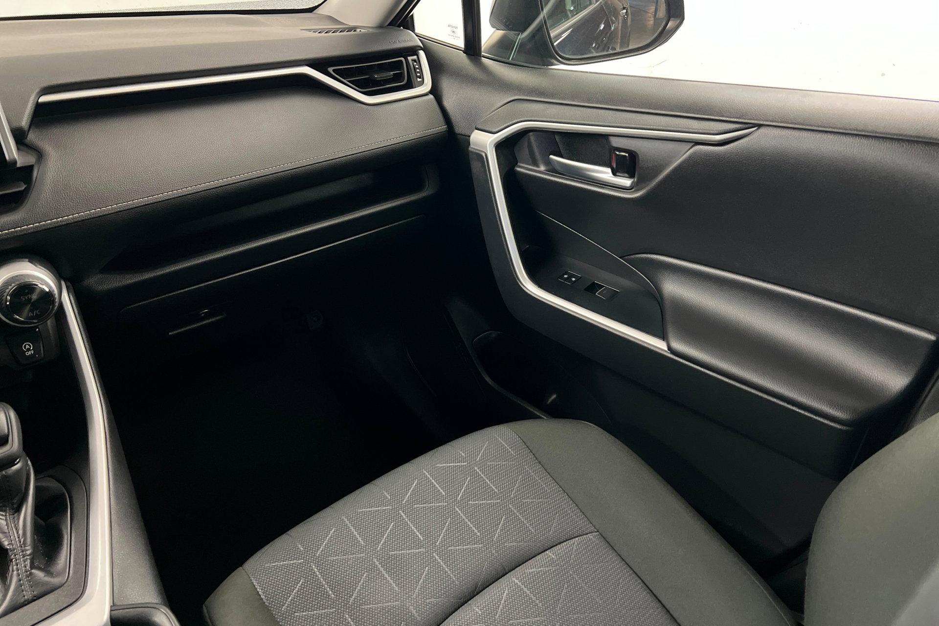 Used 2025 Toyota RAV4 XLE AWD/4WD image 10
