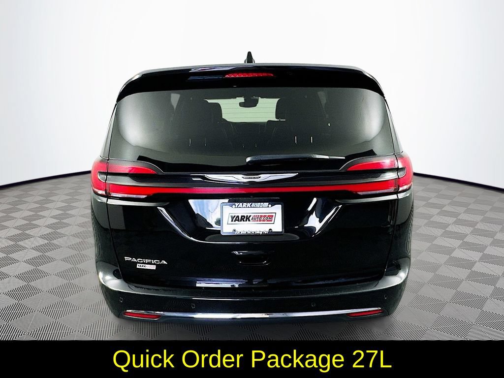 Used 2025 Chrysler Pacifica Select FWD image 9
