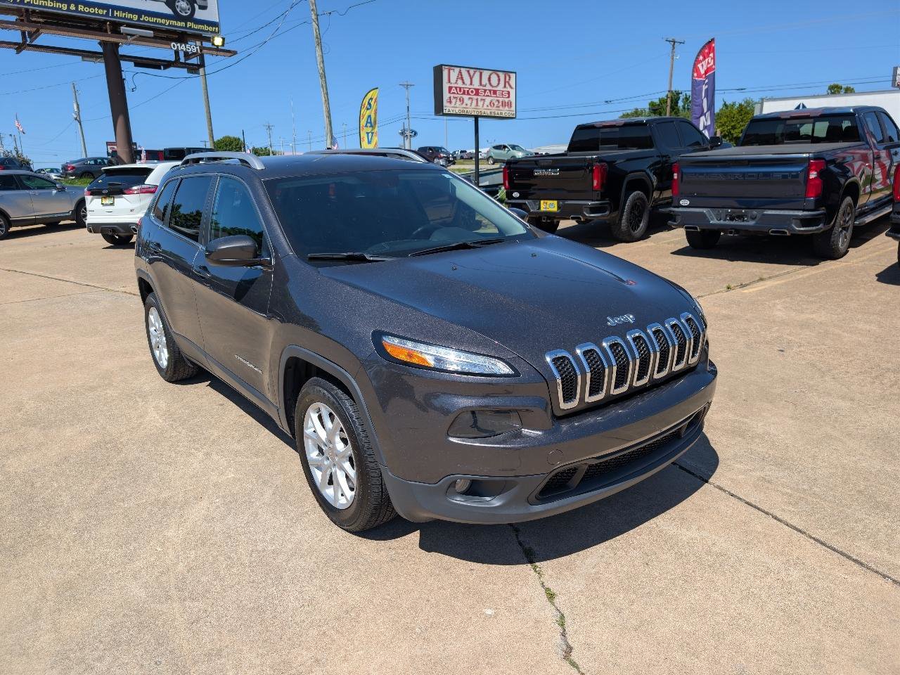 Used 2018 Jeep Cherokee Latitude Plus w/ Comfort/Convenience Group FWD image 3
