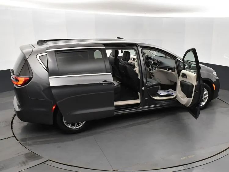 Used 2023 Chrysler Pacifica Touring-L FWD image 6