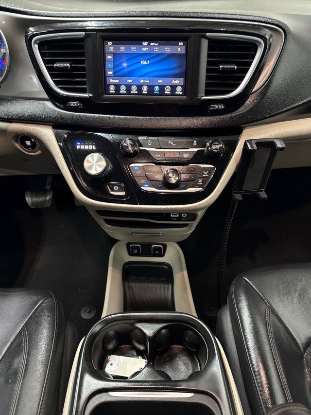 Used 2020 Chrysler Pacifica Touring-L FWD image 20