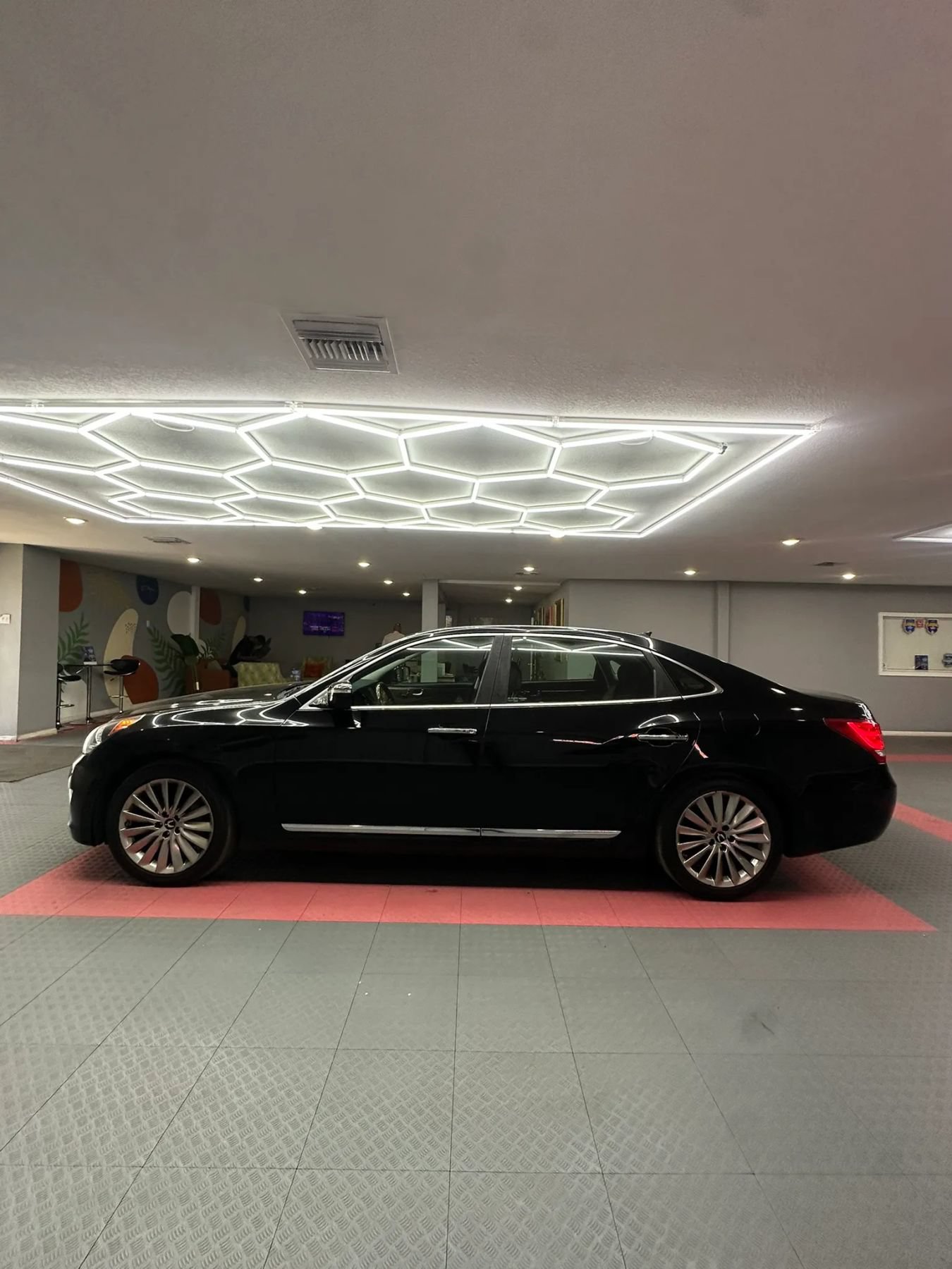 Used 2015 Hyundai Equus Signature RWD image 3