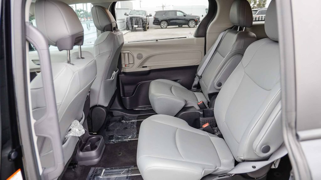 Used 2024 Toyota Sienna XLE w/ XLE Plus Package FWD image 23
