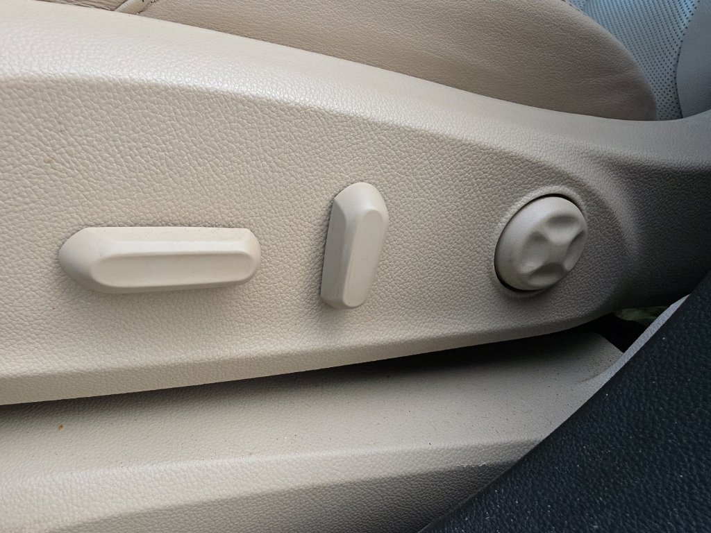 Used 2020 Buick Envision Essence w/ LPO, Cargo Package FWD image 14