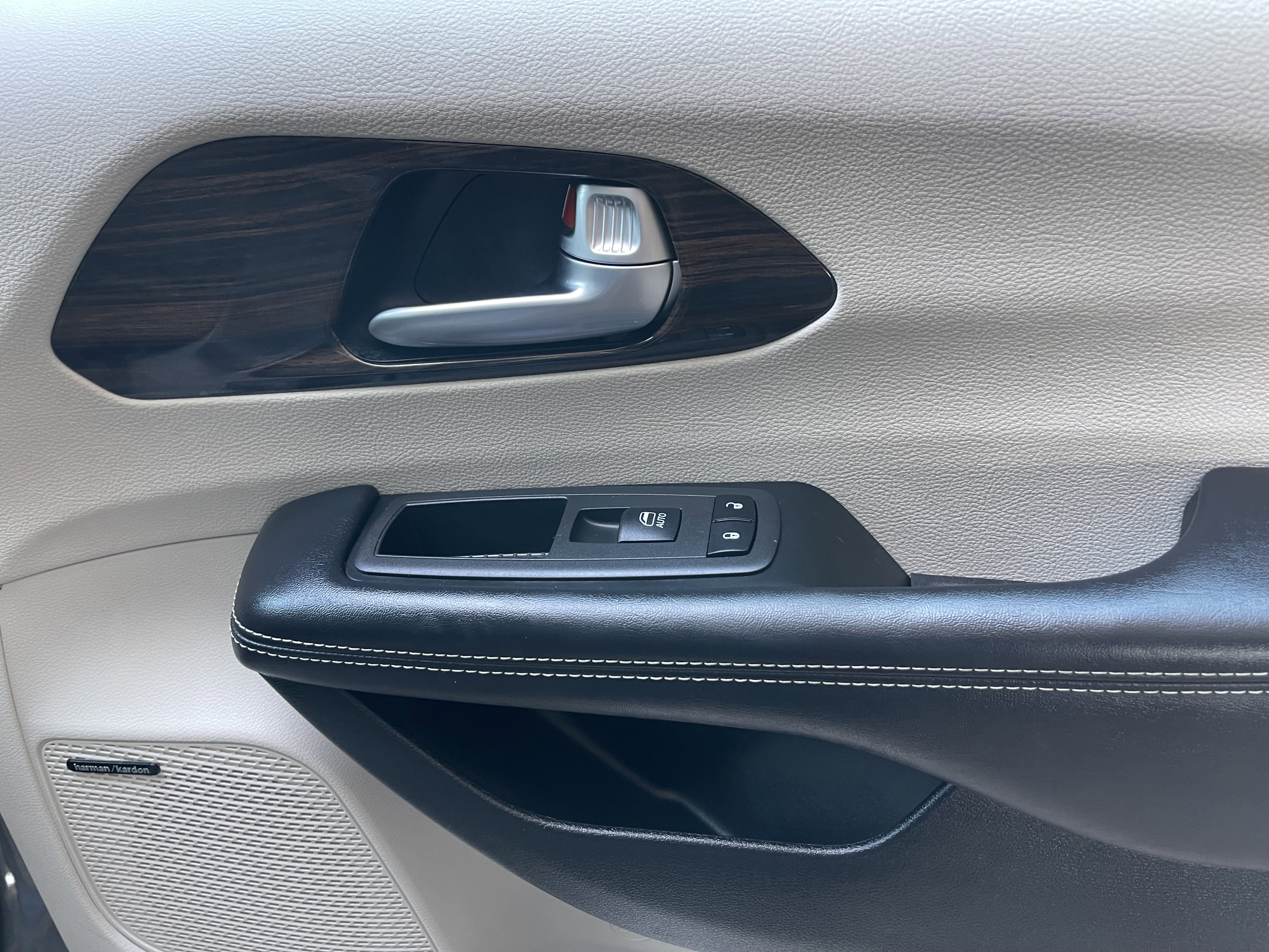 Used 2022 Chrysler Pacifica Limited FWD image 30