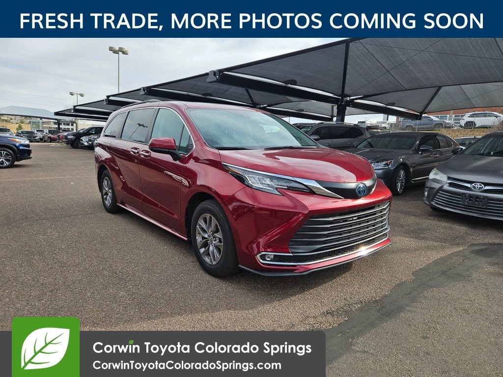 Used 2023 Toyota Sienna XLE w/ XLE Plus Package image 1