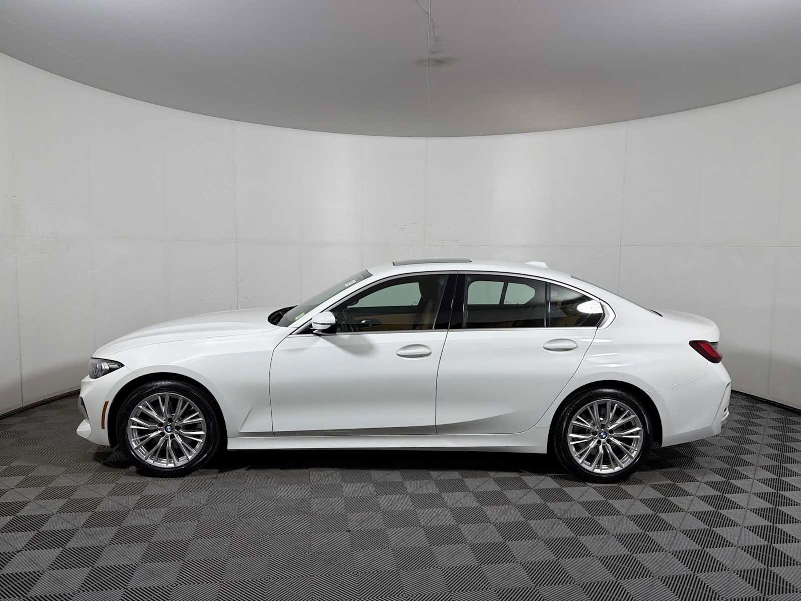 Used 2024 BMW 330i xDrive Sedan w/ Convenience Package AWD/4WD image 4