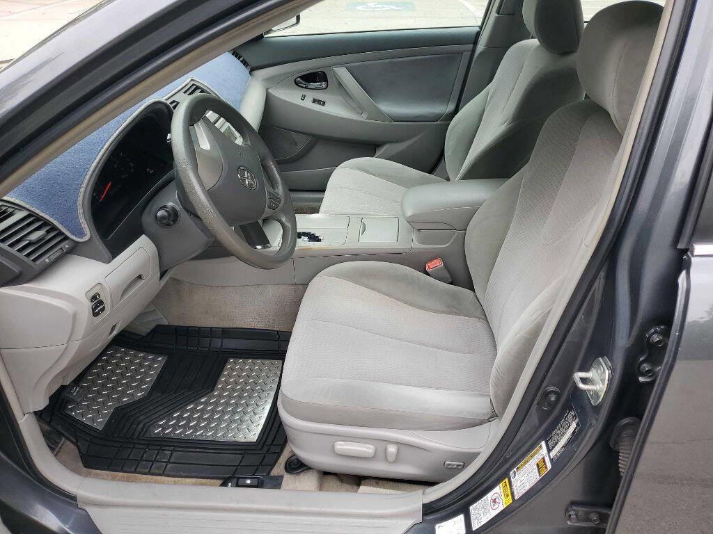 Used 2010 Toyota Camry LE image 10