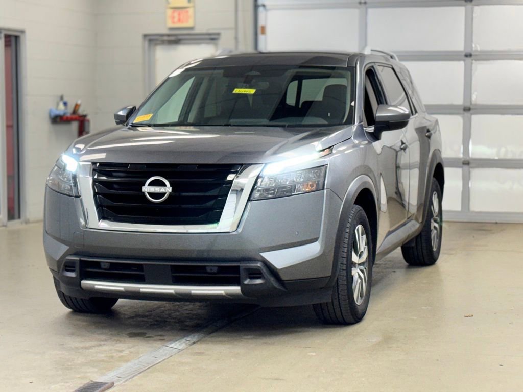 Used 2025 Nissan Pathfinder SL AWD/4WD image 3