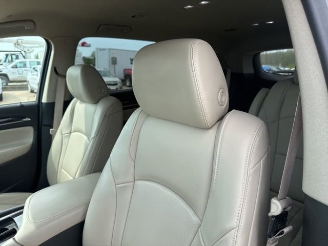 Used 2020 Buick Enclave Essence image 11
