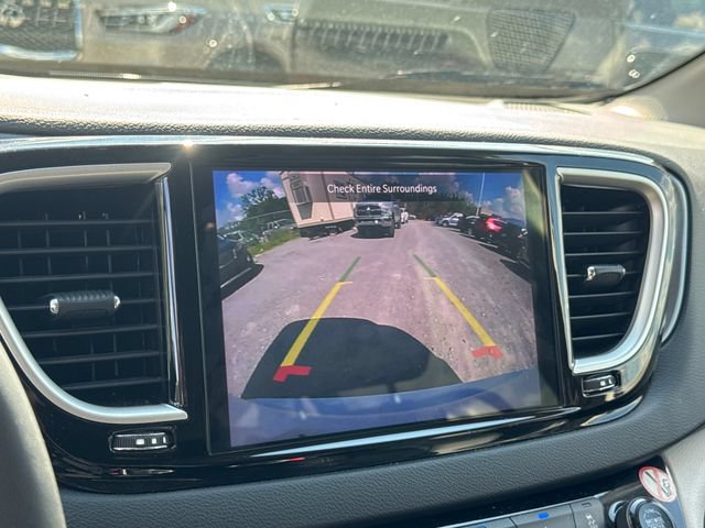 Used 2023 Chrysler Pacifica Touring-L FWD image 21