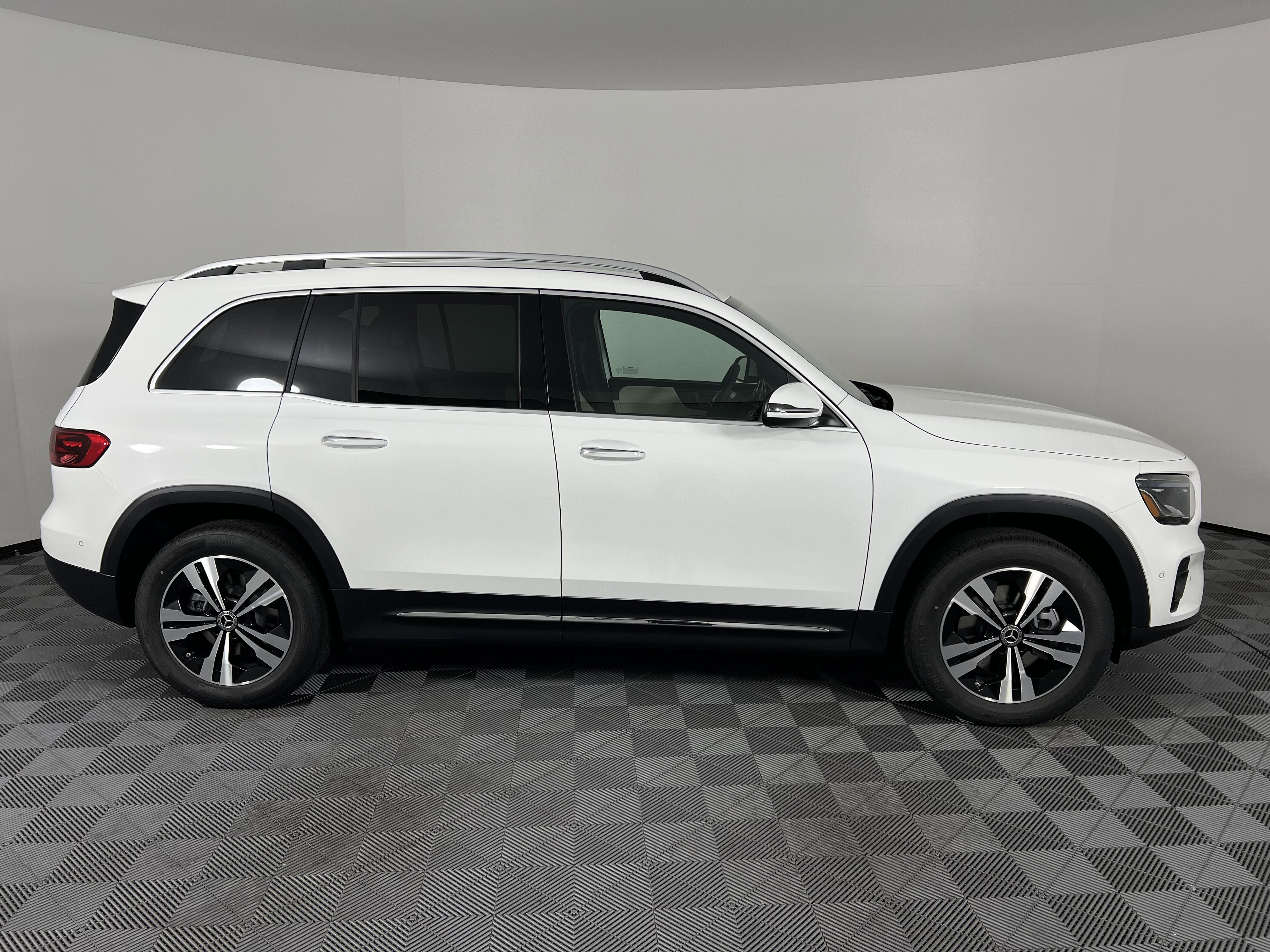 Used 2025 Mercedes-Benz GLB 250 4MATIC image 14