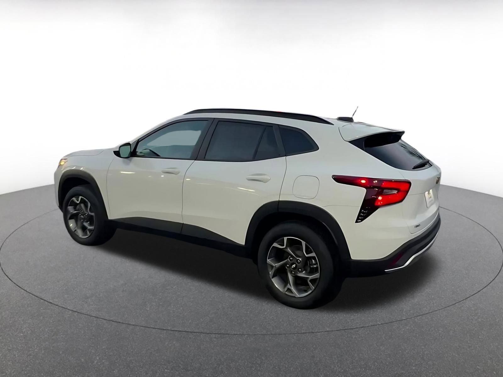 Used 2025 Chevrolet Trax LT w/ LT Convenience Package image 10