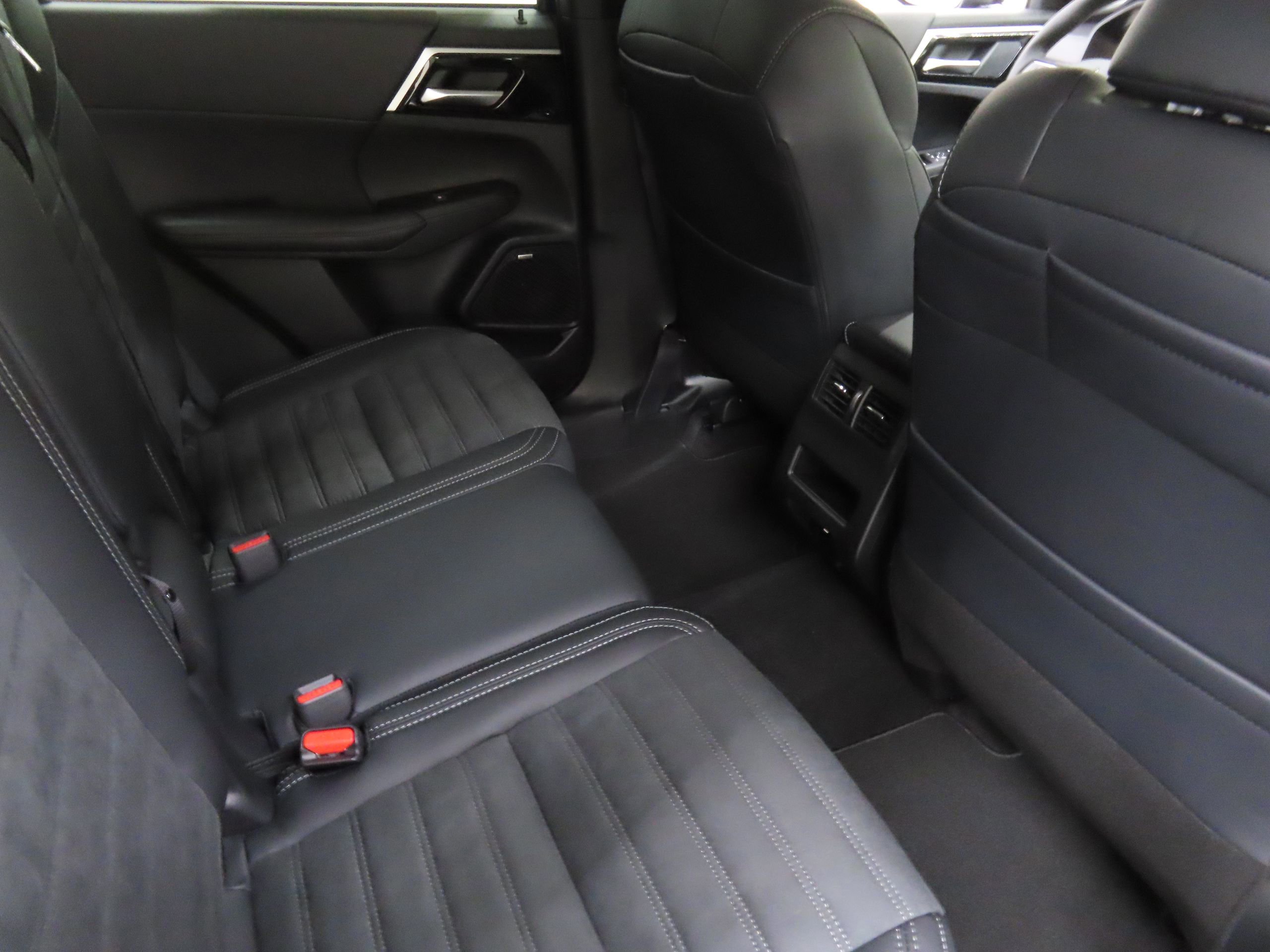 New 2025 Mitsubishi Outlander SE image 23