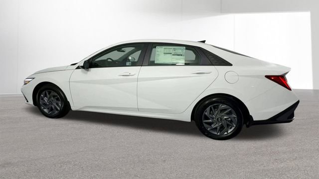 Used 2025 Hyundai Elantra Hybrid FWD image 5