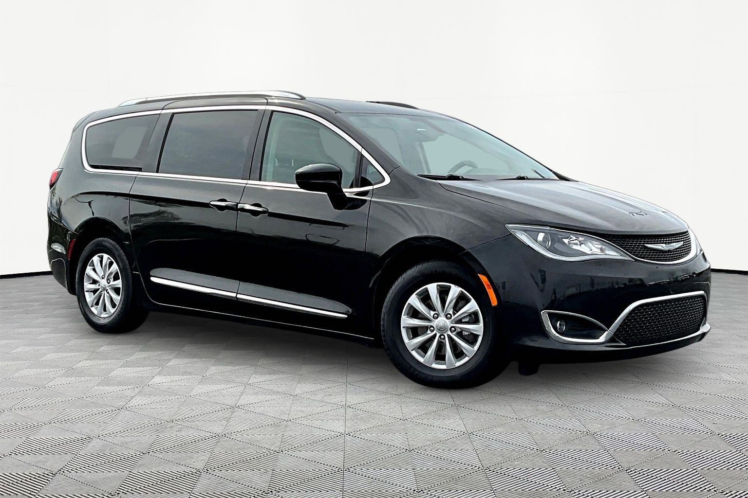 Used 2018 Chrysler Pacifica Touring-L image 3