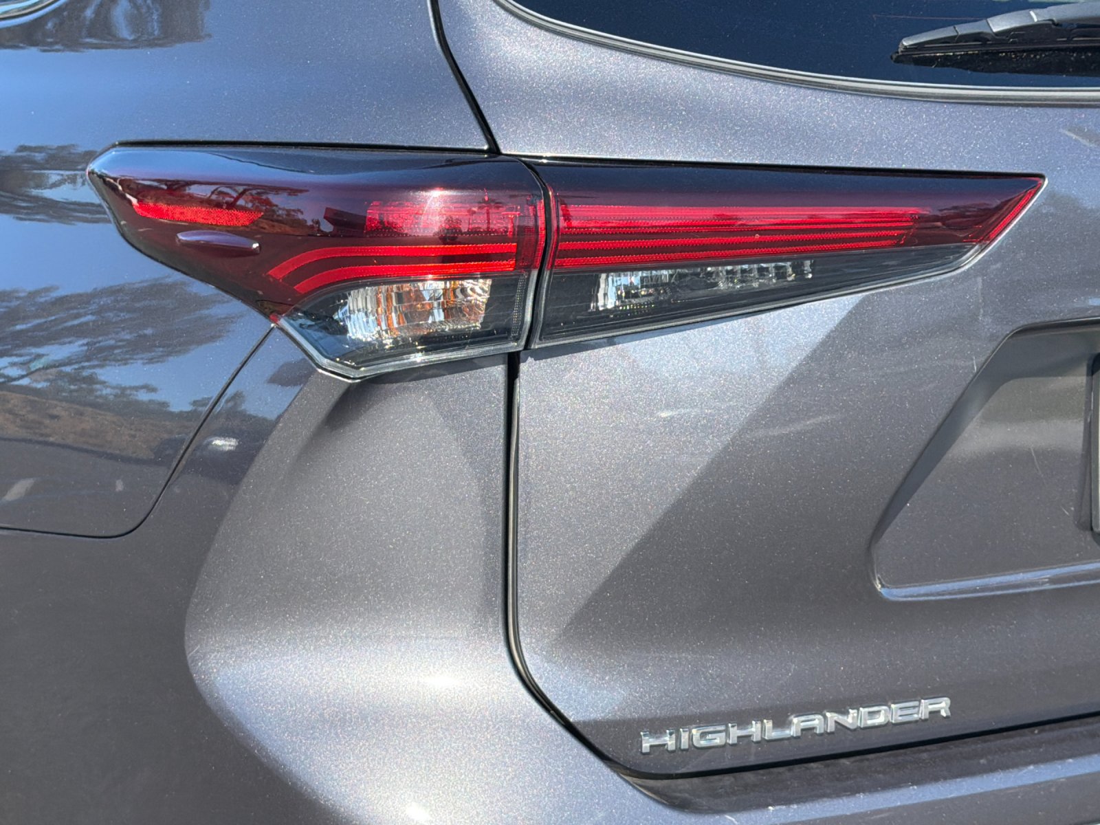 Used 2025 Toyota Highlander LE AWD/4WD image 25