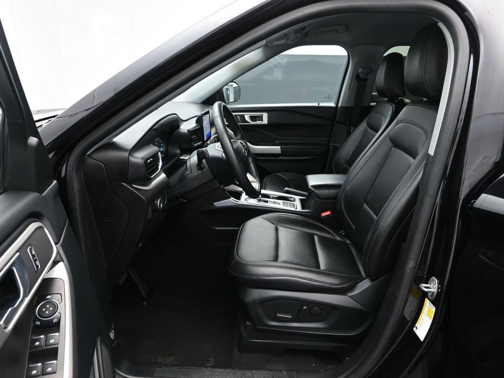 Used 2024 Ford Explorer XLT w/ Equipment Group 202A image 13