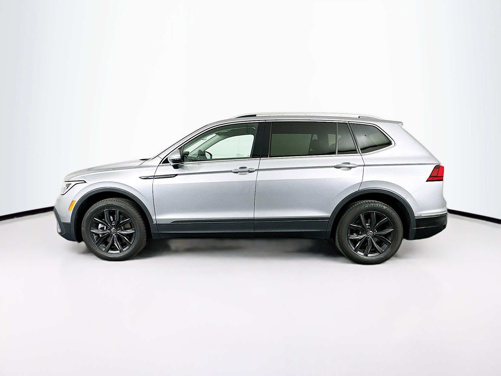 Used 2024 Volkswagen Tiguan SE image 4