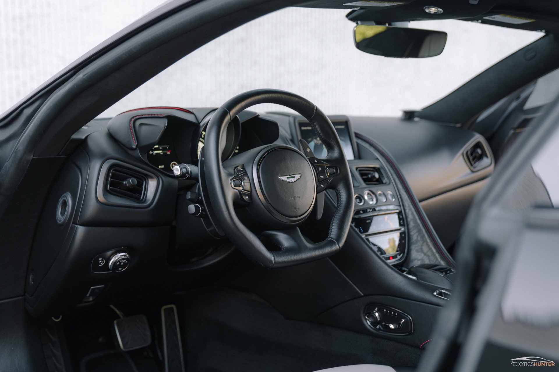 Used 2019 Aston Martin DBS Superleggera RWD image 2