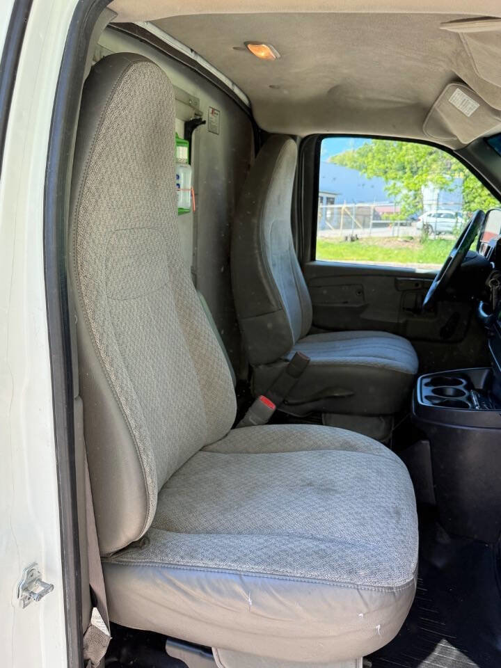 Used 2010 GMC Savana 3500 RWD image 12