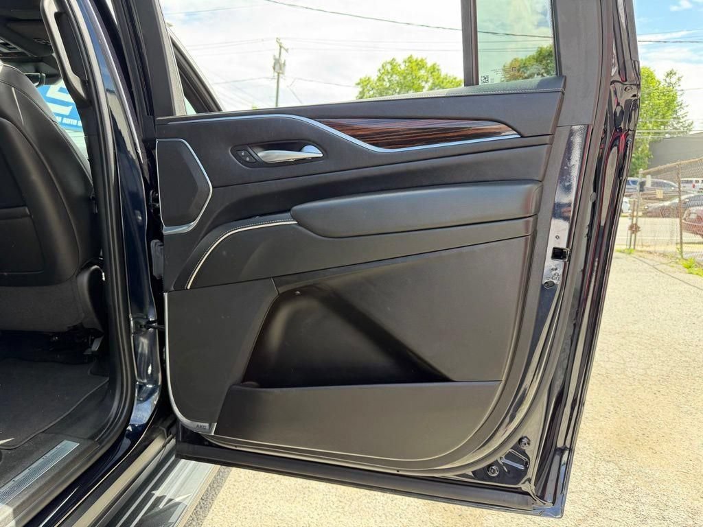 Used 2022 Cadillac Escalade ESV Premium Luxury AWD/4WD image 16