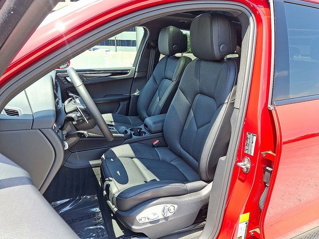 Used 2025 Porsche Macan image 5