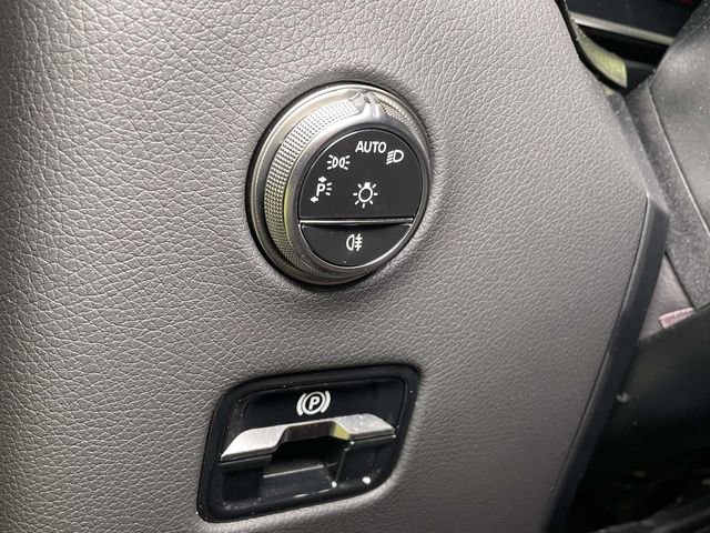 Used 2025 Mercedes-Benz GLC 350e 4MATIC image 39