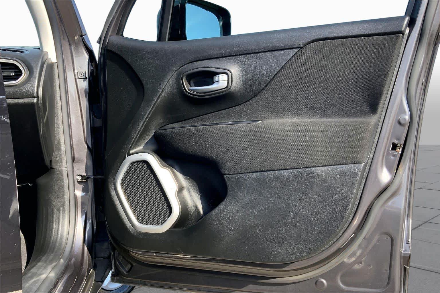 Used 2018 Jeep Renegade Latitude FWD image 23
