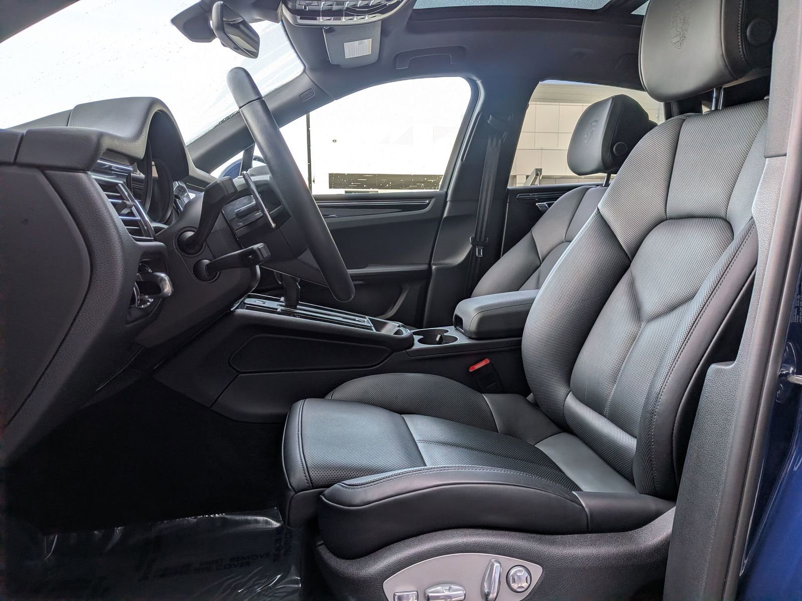 Certified 2025 Porsche Macan image 5