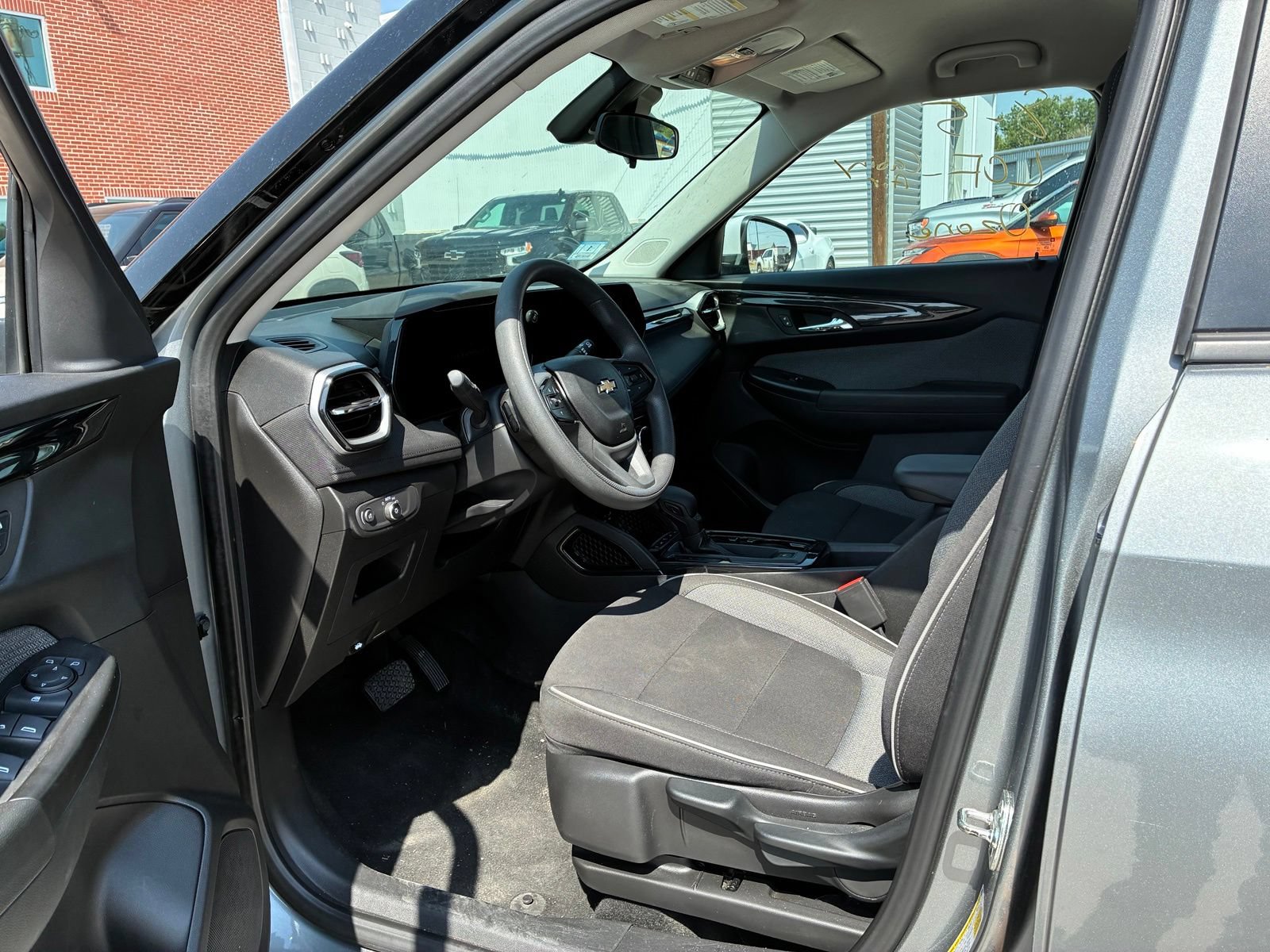 Used 2025 Chevrolet TrailBlazer LT AWD/4WD image 2
