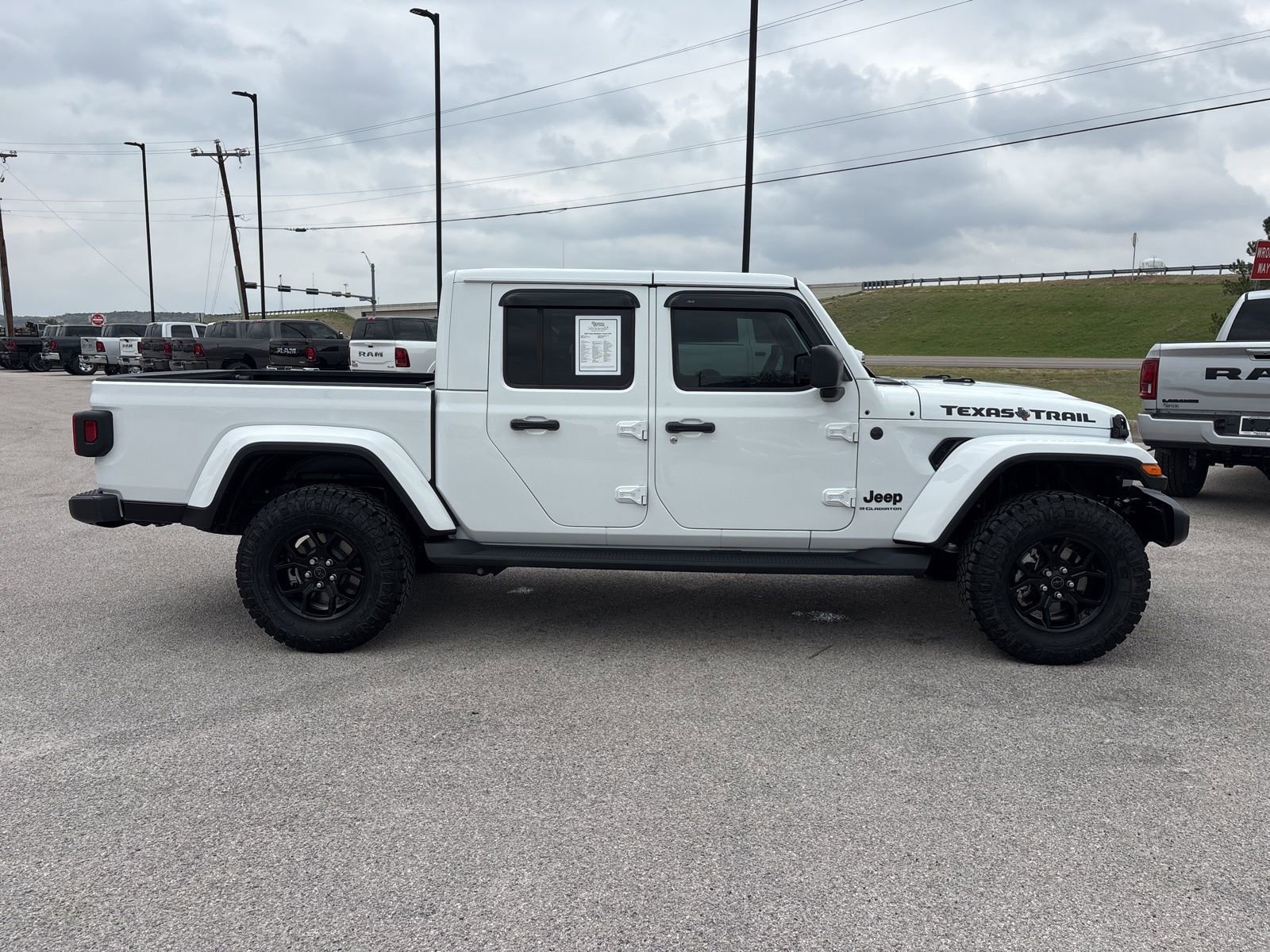 Used 2025 Jeep Gladiator Sport image 7