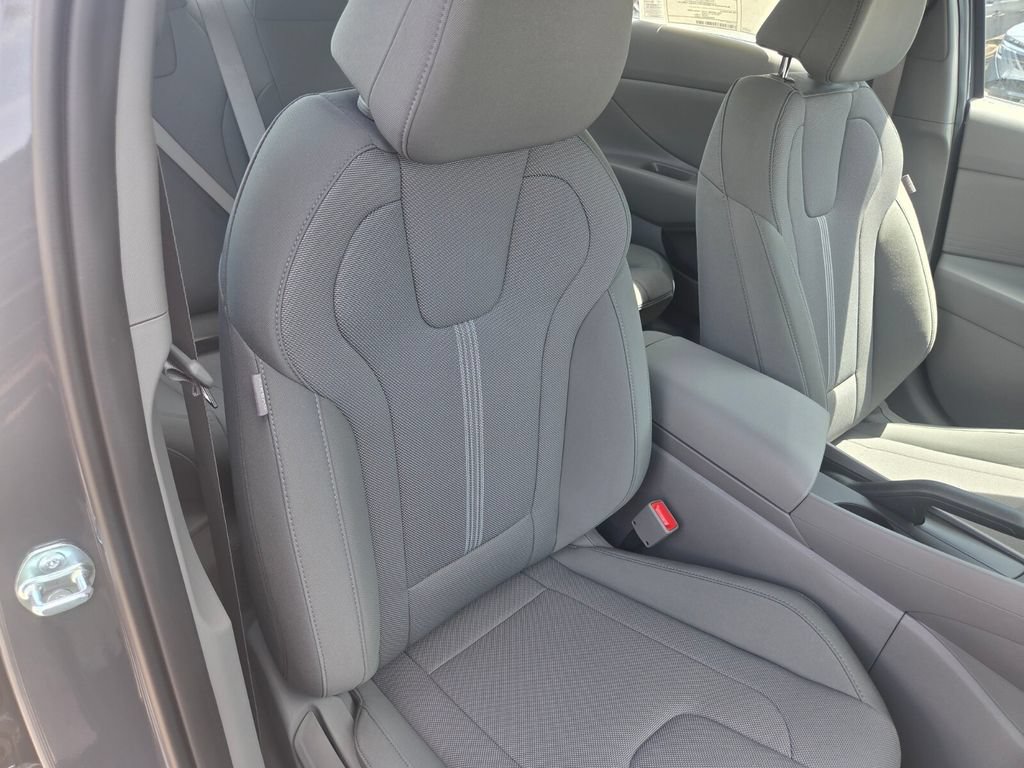 Used 2026 Hyundai Elantra SE FWD image 28
