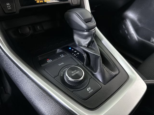 Used 2022 Toyota RAV4 LE AWD/4WD image 16