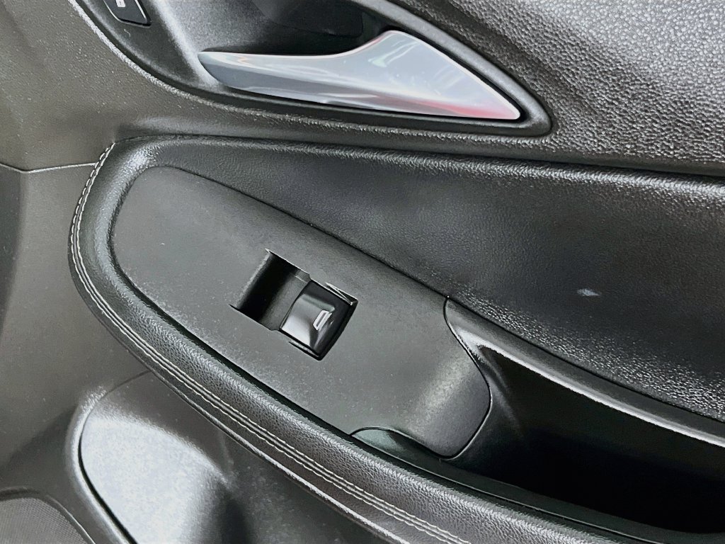 Used 2021 Buick Encore GX Essence w/ Experience Buick Package FWD image 29