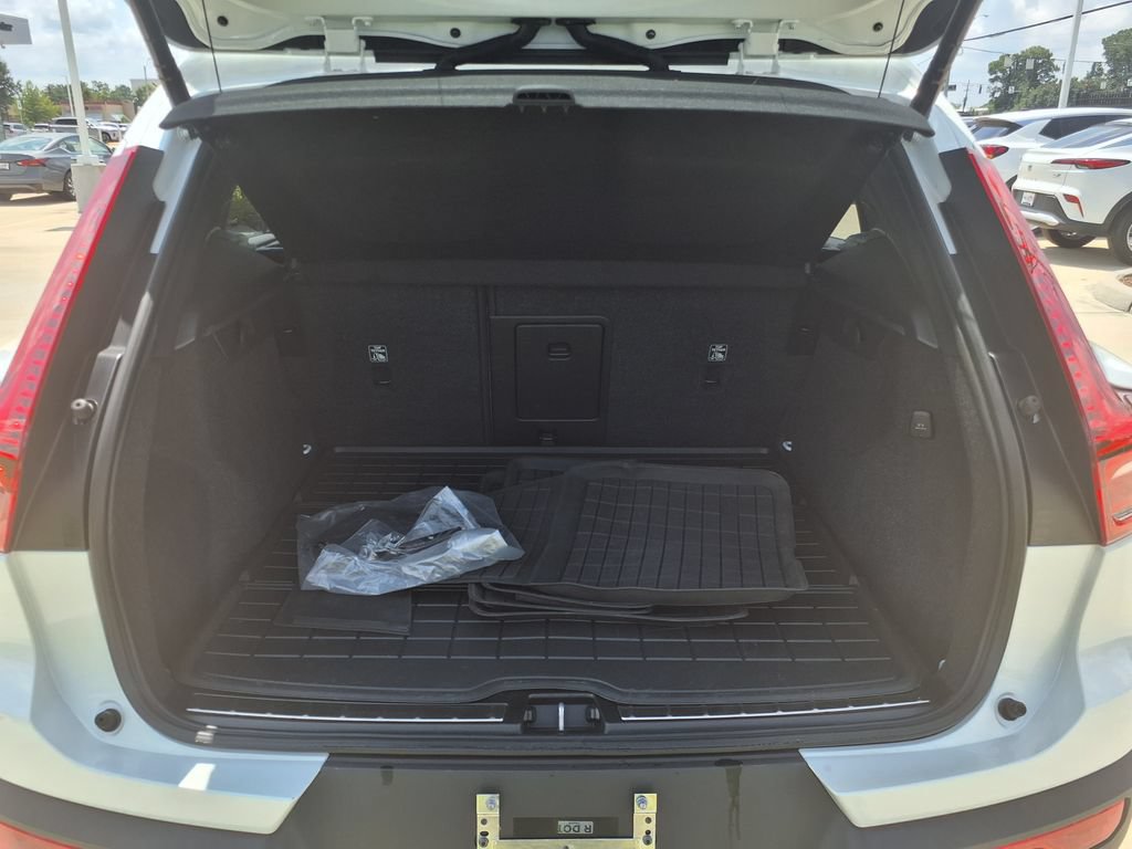 Used 2024 Volvo XC40 B5 Plus AWD/4WD image 11