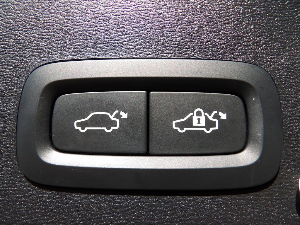 Used 2021 Volvo XC40 T5 R-Design w/ Protection Package Premier image 24