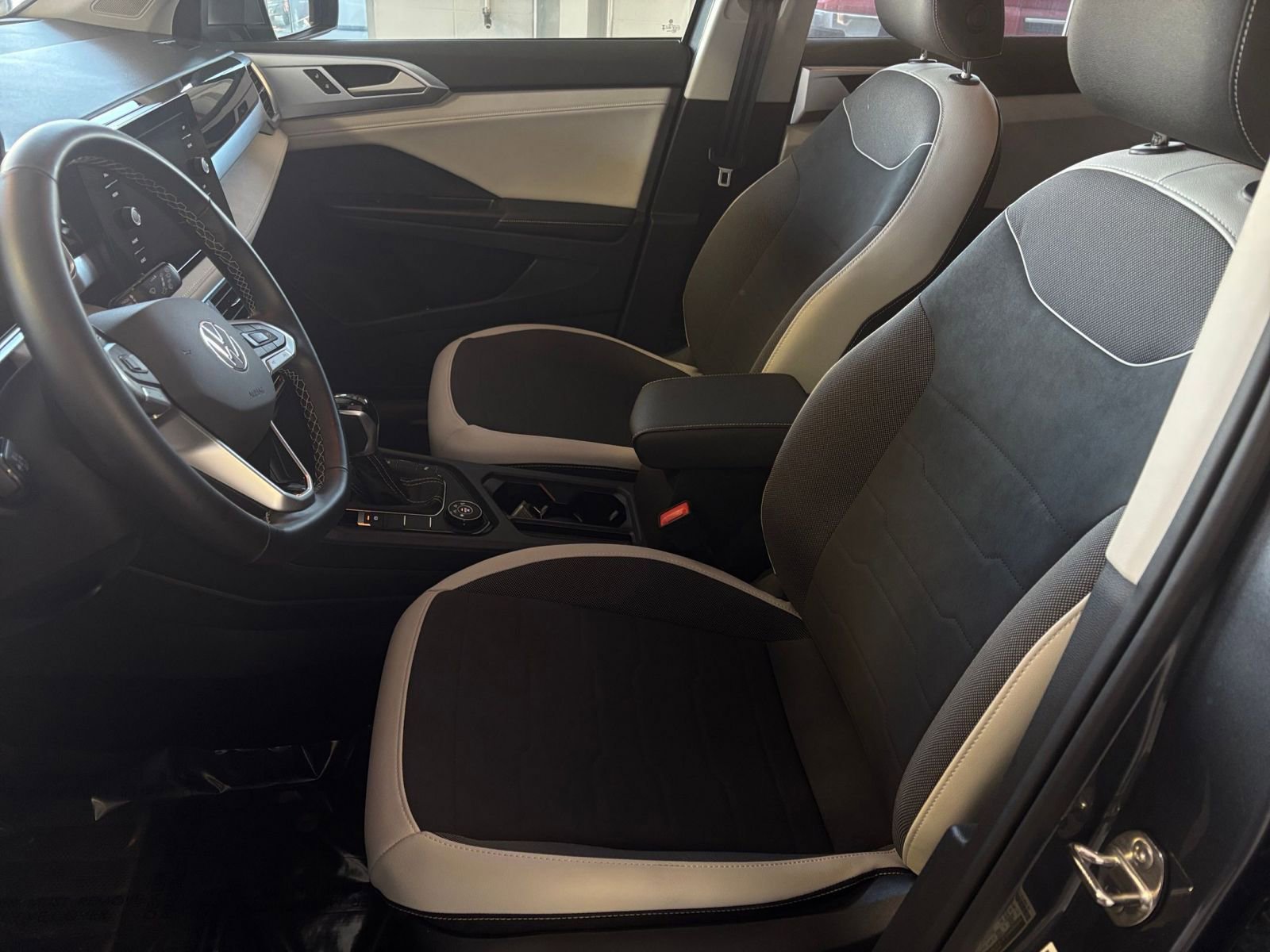 Used 2025 Volkswagen Taos SE image 32